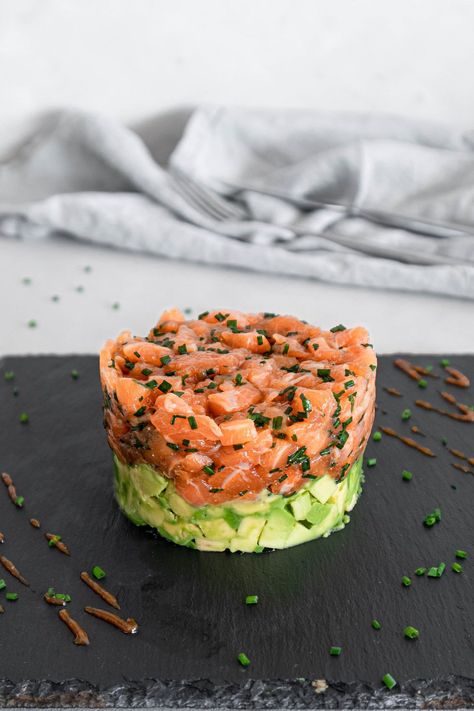 Learn how to make this restaurant-quality salmon avocado tartare with miso tamari sauce. This recipe is seriously the best and easy to make! Gluten-free & dairy-free. Best Salmon Tartare Recipe, Appetizer For Restaurant, Salmon Tartare Avocado, Smoked Salmon Tartare Recipe, Salmon Avocado Tartare, Sushi Salmon Recipes, Yacht Meals, Main Course Plating, Restaurant Food Ideas