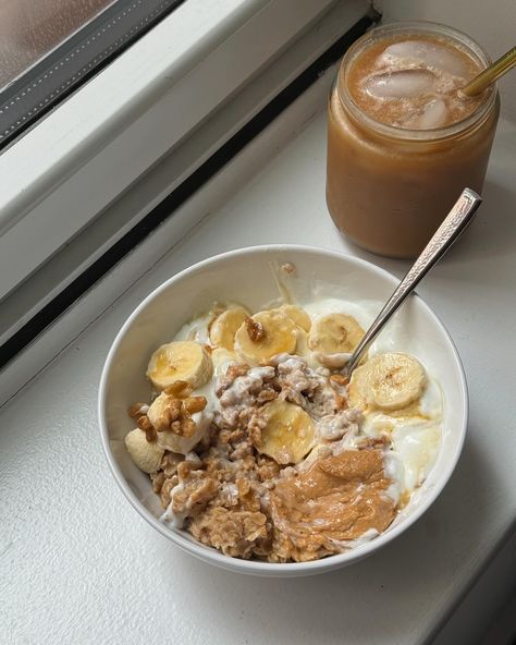 morning set up banana walnut oats: rolled oats cinnamon coconut milk banana chopped walnuts maple syrup peanut butter vanilla greek yogurt cook your oats on the stove for about 10 minutes (2 cups water for 1 cup oats) on low/medium heat. add cinnamon & splash of coconut milk to oats while cooking top with yogurt, banana, walnuts, peanut butter, & splash of maple syrup 🤍 Oats Aesthetics, Oats On The Stove, Yogurt Banana, Milk Banana, Banana Walnut, Dessert Bowls, Rolled Oats, Eating Plans, Pretty Food