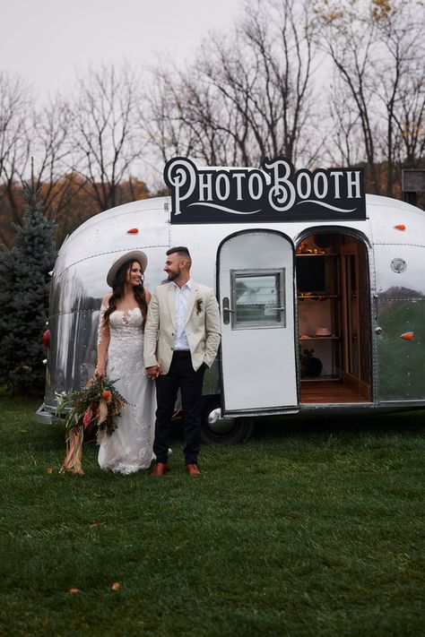 Airstream Photobooth, Mobile Photobooth, Photo Booth Business, Airstream Bambi, Mobile Photos, Magic Mirror, Types Of Cameras, Bus Camper, Corporate Party