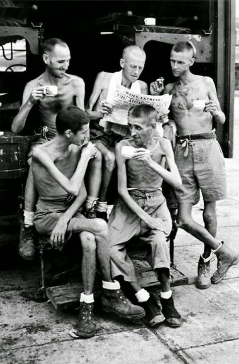 September 1945. Australian Soldiers Catch Up On News From Home After Their Release From Japanese Captivity In Singapore Hms Prince Of Wales, Margaret Hamilton, Pow Camp, Rare Historical Photos, Historia Universal, British Soldier, Nagasaki, Interesting History, Hiroshima