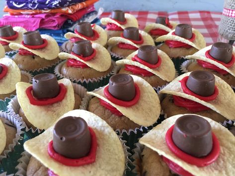 Rodeo Themed Food, Farm Treats, Cowboy Vbs, Farm Party Foods, Backyard Party Ideas, Cowboy Food, Dipped Apples, Horse Themed Party, Theme Snack