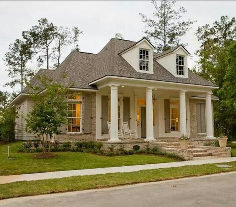 Love the Louisiana style house! Hey, this is almost exactly like my house... give it black shutters and a red door! Acadian Style Homes, Casas Coloniales, Country Style House Plans, Highland Homes, Traditional Exterior, Interior Modern, Exterior Paint Colors, English Cottage, Design Living Room