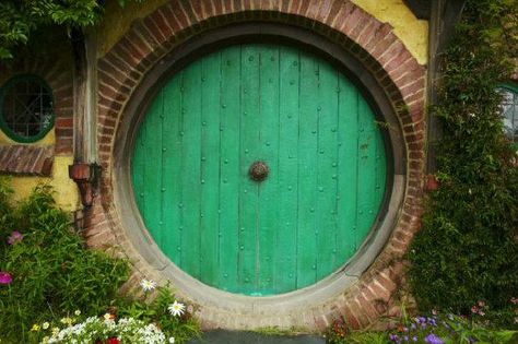 Peter Jackson's Hobbit door for his guest house. Mosaic Tattoo, Dorm Door Decorations, Hobbit Party, Ann Curry, Dorm Door, Bag End, Casa Hobbit, Hobbit Door, Academia Room