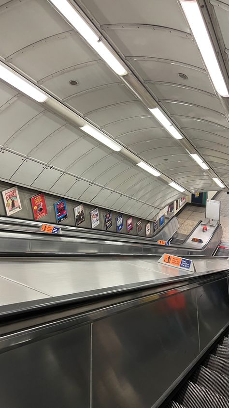 Bus Station Aesthetic, Station Aesthetic, Dump Photos, Metro Train, Thai Travel, Map Ideas, Delhi Metro, London Vibes, London Trip