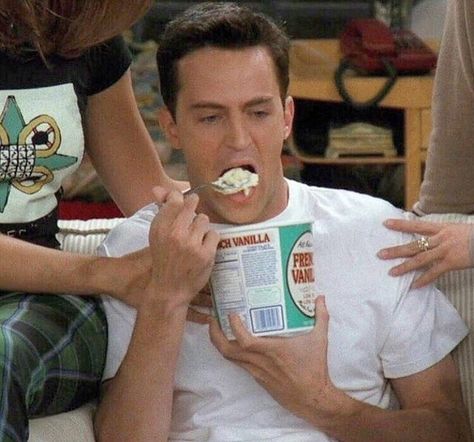 Friends #icecream Ross Geller, Friends Moments, Chandler Bing, Friends Wallpaper, Matthew Perry, Rachel Green, Friends Show, Friends Tv Show, Friends Tv