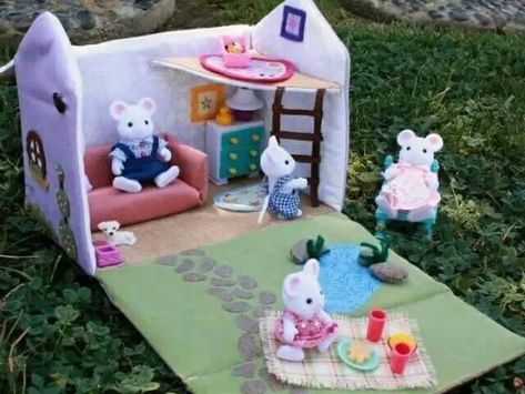 Fabric Dollhouse, Ashley Walters, Cardboard Dollhouse, Fabric Doll House, Felt Ideas, Fabric Toys, Fabric Doll, Quiet Books, Fabric Houses