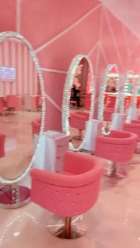 Pin by ⁎⁺˳✧༚ 𝐎̈𝐃̷𝐄̢𝐙́𝐀̊˚⁎⁺˳✧༚ on home [Video] | Nail salon decor, Beauty room salon, Nail salon interior design Pink Beauty Bar Salon Ideas, Beauty Salon Wallpaper Ideas, Pink Home Salon Ideas, Small Room Hair Salon Ideas, Makeup Shop Decor Ideas, One Stop Beauty Salon, Beauty Bar Interior Design, Pink Salon Decor Ideas, Beauty Convention Outfits