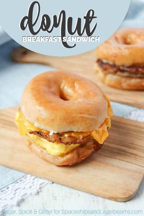 ► Doughnut Breakfast Sandwiches Recipe: glazed doughnuts, sausage patties, eggs, heavy cream and American cheese slices. Donut Sandwich, Donut Breakfast, Easy Breakfast Sandwich, Best Breakfast Sandwich, Breakfast Sandwich Maker, Breakfast Sandwich Recipes, Turkey Breakfast, Make Ahead Breakfast Sandwich, Ultimate Breakfast