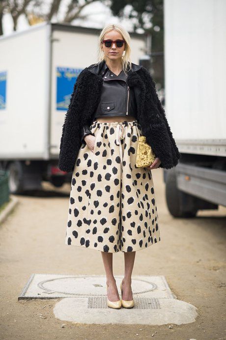 Beautiful polka dots midi skirt, perfectly matched with a leather top Paris Street Fashion, Diy Skirts, Mode Tips, Blazer Outfit, Paris Fashion Week Street Style, New Rock, Street Style Paris, Dot Skirt, Victoria Secrets