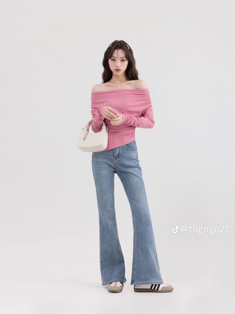 Fairytale Outfits Casual, Fairytale Outfits, Fashion Magazine Design, Pose Fotografi, Asian Outfits, Outfit Inspo Fall, Blue Pants, Pink Top, Outfits Casual