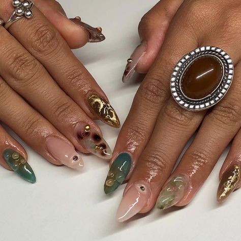 valerie ˖⁺. ༶ ⋆˙⊹ dallas nail artist ❀ (@nailedbyvalz) • Instagram photos and videos Olive Green Nails With Gold, Nails With Gold Details, Nail Knowledge, Green Nails With Gold, Chunky Nails, Olive Green Nails, Nail Guide, Olive Nails, Jewelry Nails