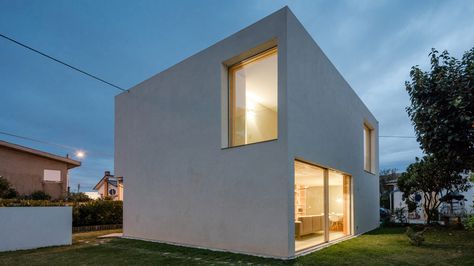 Mami House is a "mini bunker" built for a couple on a very tight budget Japandi House, Low Cost Housing, Global Home, Concrete House, Minimalist Architecture, City House, Family House, Residential Architecture, Architecture Project