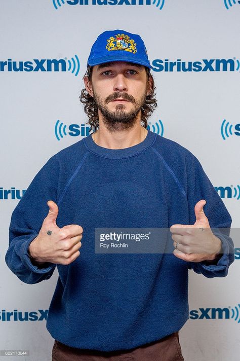 Shia Labeouf Style, Cool Attitude, Shia Labeouf, Outfits Hombre, Child Actors, How To Make Shorts, College Student, Vintage Sports, Casual Streetwear