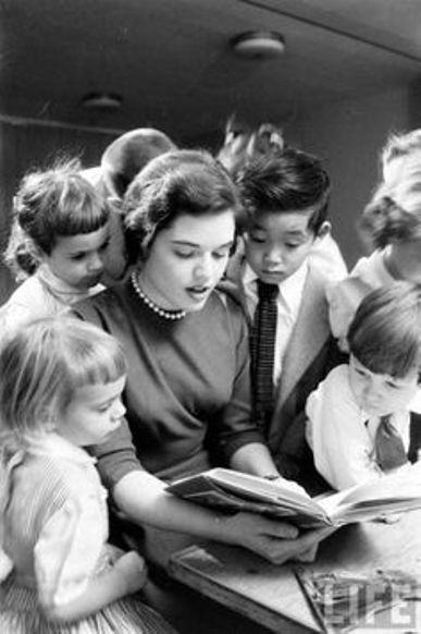 15 Things I Wish My Mother Had Told Me. | Rebelle Society Reading To Children, Teacher Aesthetic, Children Reading, People Reading, Robert Doisneau, Vintage School, Woman Reading, Knit Tie, Pictures Of People