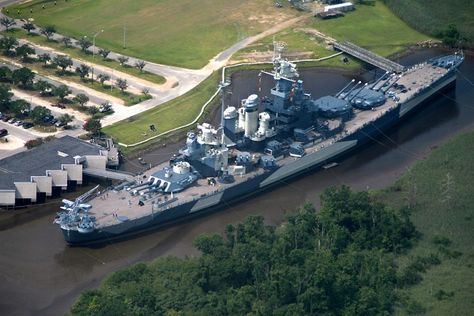 Battleship North Carolina, Uss North Carolina, Us Battleships, Capital Ship, Us Navy Ships, North Carolina Homes, Naval History, Mount Pleasant, United States Navy