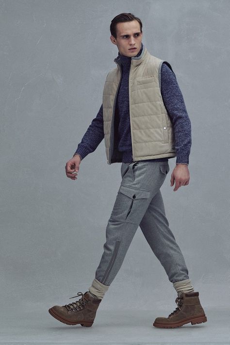 Brunello Cucinelli Fall 2021 Menswear collection, runway looks, beauty, models, and reviews. Old Money Outfit, Money Outfit, Selvedge Denim Jeans, Stylish Fall Outfits, Brunello Cucinelli Men, Best Mens Fashion, Cotton Chinos, Vogue Russia, Menswear Collection