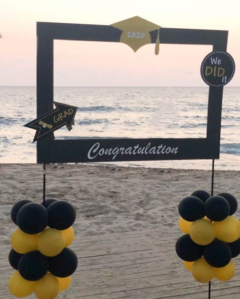 Graduation Memories Ideas, Last Day Of School Party, Farewell Party Decorations, Farewell Decorations, High School Graduation Party Ideas, Graduation Party Table, Graduation Photo Booth, Graduation Party Cake, Graduation Dinner