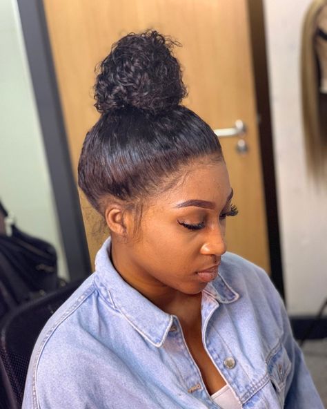 DWigs on Instagram: “360 wig installation with a messy top bun😍 . . . . . . . . . . . . . . . . . #dwigs #lacefrontal #360frontal #whatfrontal #messybun…” Frontal Bun Hairstyles, Wig Messy Bun, Messy Top Bun, Grunge Hairstyle, Wig Installation, Perfect Messy Bun, Top Bun, 360 Frontal, 360 Wig