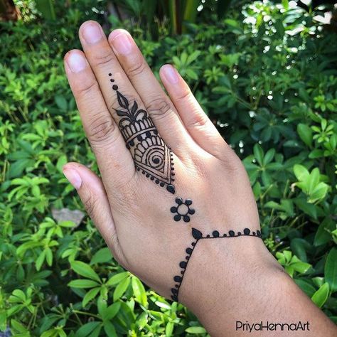 1. Mehndi Art
2. Henna Designs
3. Mehndi Patterns
4. Bridal Mehndi
5. Arabic Mehndi
6. Indian Mehndi
7. Intricate Mehndi
8. Contemporary Mehndi
9. Mehndi Tutorial
10. Mehndi Inspiration
11. Traditional Mehndi
12. Mehndi Artist Showcase
13. Easy Mehndi Designs
14. Mehndi for Beginners
15. Floral Mehndi
16. Geometric Mehndi
17. Peacock Mehndi
18. Festive Mehndi
19. Mehndi Fusion Styles
20. Mehndi Tips and Tricks Minimum Mehendi Designs, Minimum Tattoo, Modern Mehndi Design, Minimal Mehndi, Henna Fun, Outfit Ideas Wedding, Eid Henna Designs, Latest Arabic Mehndi Designs, Modern Mehndi