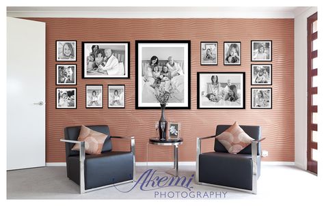 Family portrait gallery ideas Photography Display, Frame Arrangement, Photo Wall Display, Gallery Wall Layout, Family Photo Wall, Black Interior Design, Wall Displays, Photo Wall Decor, Family Wall Decor