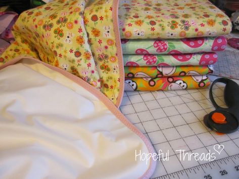 Hopeful Threads: TUTORIAL - Reusable Absorbent Underpads - Bed pads Diy Mattress Pad, Washable Puppy Pads, Diy Mattress, Neutral Bed Linen, Dog Pee Pads, Potty Pads, Incontinence Pads, Usa Florida, Bed Linen Design