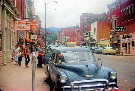 small town early '50s Life In The 1950s, Deadwood South Dakota, Small Town America, Old Car, Us Cars, Car Photos, Street Scenes, South Dakota, Back In The Day