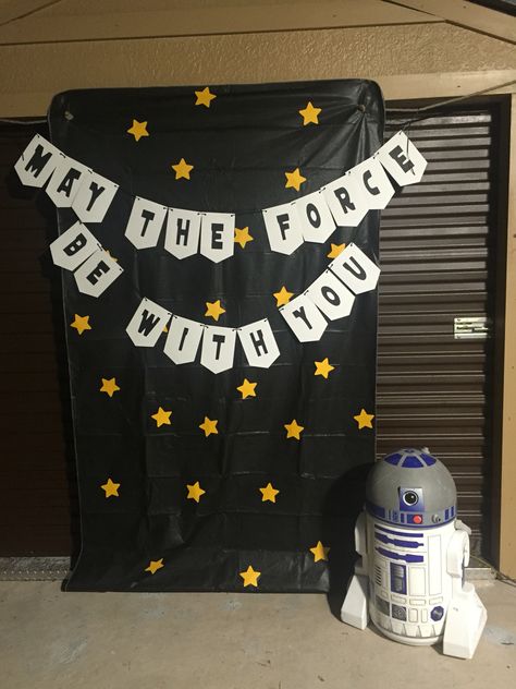 Photobooth/backdrop Star Wars Photo Booth Props, Star Wars Backdrop, Star Wars Photo Booth, Star Wars Graduation, Star Wars Bday Party, Darth Vader Birthday, Graduation Decoration Ideas, Steam Night, Star Wars Themed Birthday Party