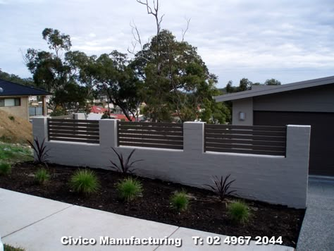 Aluminium horizontal slat fencing.... Boundary Wall Designs, Front Fence Ideas, Fence Wall Design, Fences Ideas, Fence And Gate, Fence Gate Design, House Fence Design, Modern Fence Design, House Fence