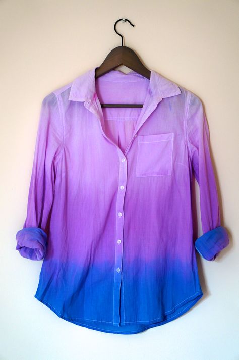 DIY ombre dip dyed shirt! Tutorial here: http://www.desertrosediary.com/2013/08/diy-ombre-dip-dyed-shirt.html Dip Dye Shirt, Dip Dye T Shirts, Shirt Tutorial, Diy Ombre, Dip Dyed, Diy Stuff, Dip Dye, Diy Shirt, Dip