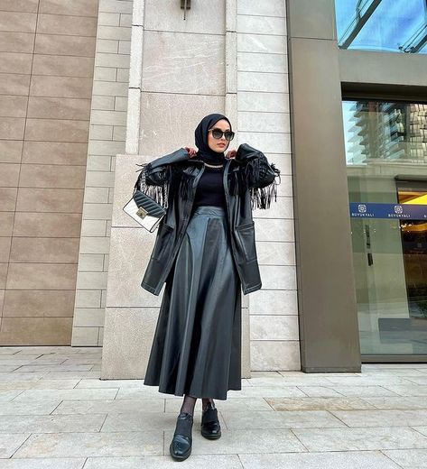 Leather Skirt Outfit Hijab, Black Leather Skirt Outfits, School Hijab, Skirt Ootd, Black Hijab, Leather Skirt Outfit, Outfits Hijab, Muslim Fashion Hijab Outfits, Korean Casual Outfits