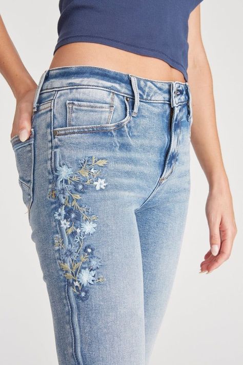 embroidery patterns Jean Embroidery Ideas, Diy Fashion Upcycle, Jean Upcycle, Jeans Embroidery, Denim Crafts Diy, Clothes Embroidery Diy, Denim Embroidery, Hand Embroidery Patterns Flowers, Denim Crafts