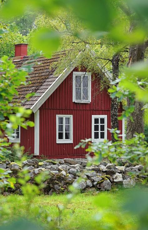 Red Country House Exterior, Red Sided Houses, Red House Siding Ideas Exterior, Exterior Red House Colors, Red Cottage Exterior, Red House Exteriors, Red Exterior House Colors Farmhouse, Red House Exterior Farmhouse, Red Houses Exterior