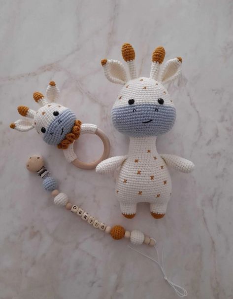 crochet toys Sheep Crochet, Keychain Amigurumi, Amigurumi Giraffe, Crochet Baby Gifts, Crochet Nursery, Baby Gift Hampers, Baby Gift Basket, The Cow, Crochet Animal Patterns