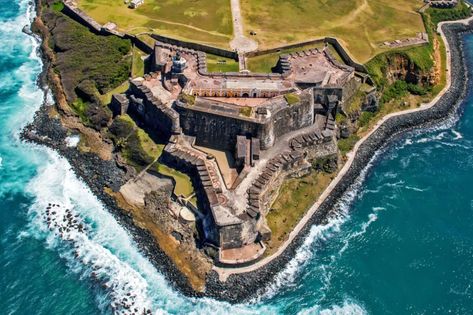 Guide to visiting Puerto Rico for a family vacation Castillo San Felipe Del Morro, Bioluminescent Bay, Puerto Rico History, Spring Break Destinations, Old San Juan, America Latina, Porto Rico, San Juan Puerto Rico, Destination Voyage