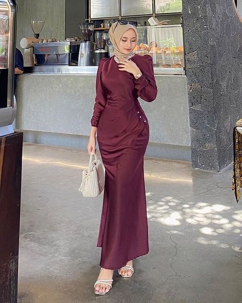 Isnanda Rahma W (@isnanda_r) • Foto dan video Instagram Dress Satin Hijab Simple, Dress Bridesmaid Hijab Simple, Muslimah Fashion Outfits Simple, Dress Bridesmaid Satin, Long Dress Bridesmaid, Dress Muslim Modern, Bridesmaid Satin, Bride Dress Simple, Kebaya Dress