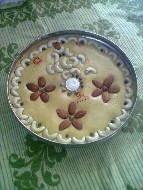 Kansar Thali Decoration Ideas, Sattu Decoration Ideas, Matli Decoration, Sattu Decoration, Box Decoration Ideas, Desserts Decoration, Sweets Decoration, Easy Indian Dessert Recipes, Easy Indian Dessert