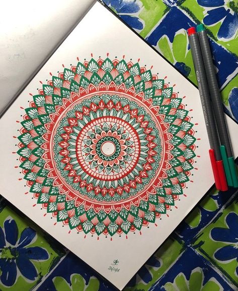 Mandala Art With Sketch Pens, Christmas Mandala Art Drawing, Circular Mandala Design, Circular Mandala Art, Zentangle Mandala Art, Mandala Art Design Colour, Christmas Mandala Drawing, Mandala Art Colorful Patterns, Mandala Drawing Colourful