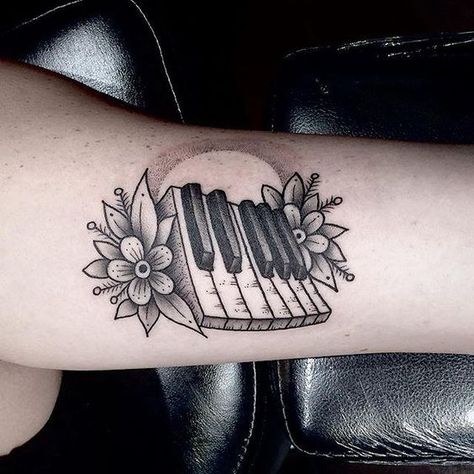 60 Tattoos of Music #tattooideas #tattooideasforgirls #tattooideasforguys #womenstattoo #tattoodesign #tattoostyle Tattoos Of Music, Piano Tattoo Designs, Piano Keys Tattoo, Piano Tattoos, Tattoos Greek, Piano Tattoo, Black Sleeve Tattoo, Tattoo Unique, Skull Girl Tattoo