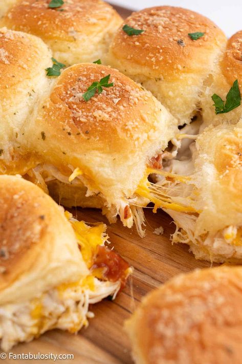 Chicken Bacon Ranch Sliders - Fantabulosity Bacon Ranch Sliders, Chicken Bacon Ranch Sliders, Easy Slider Recipes, Baked Sandwiches, Cheeseburger Sliders, Chicken Sliders, Slider Buns, Colby Jack Cheese, Chicken Bacon Ranch