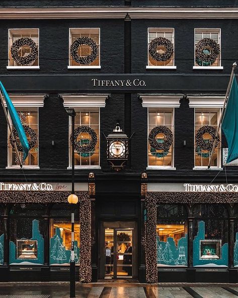 London | Travel community on Instagram: “✨One of the prettiest Christmas decorations in London 💙 What do you think? 💎 💍 💙✨ 📸 @chica_vagabond 😍 ⠀ Mark your photo with tag…” Dorothy Day, Pretty Christmas Decorations, Merry Christmas Eve, Best Things In Life, London Christmas, Enjoy The Little Things, Christmas Wonderland, Pretty Christmas, Bond Street