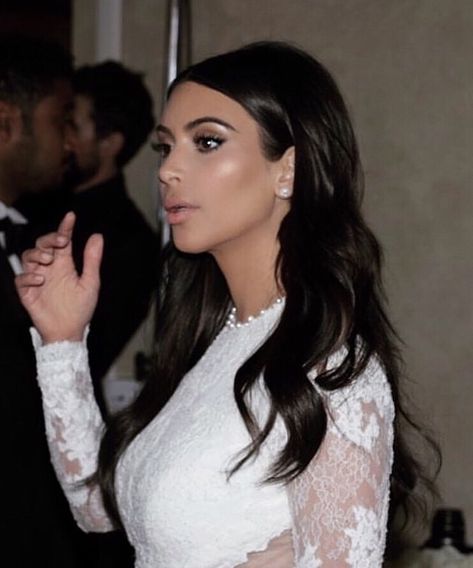 Kim Kardashian highlighter Smokey eye wedding makeup look 😭🔥 Wedding Hairstyles Kim Kardashian, Kim K Wedding Hair To Kanye, Out Of Face Wedding Hairstyles, Kim Kardashian 2022 Makeup, Kim Kardashian Bridal Makeup, Kim Kardashian Bridal Hair, Kim Wedding Hair, Kim Kardashian Wedding Hair Inspiration, Kim K Wedding Makeup