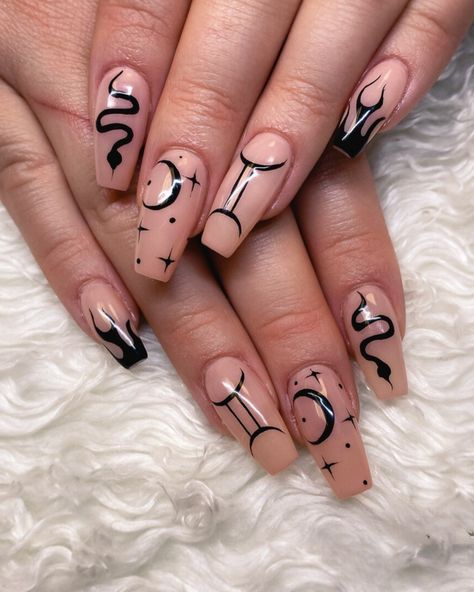 Discover Gemini Nails 2024: Short, Simple, and Unique Zodiac Styles Await Zodiac Nails Gemini, Zodiac Nails Designs Gemini, Gemini Inspired Nails, Zodiac Inspired Nails, Gemini Nail Art, Birthday Nails Gemini, Leo Zodiac Nails, Gemini Nails Designs, Gemini Nail Ideas