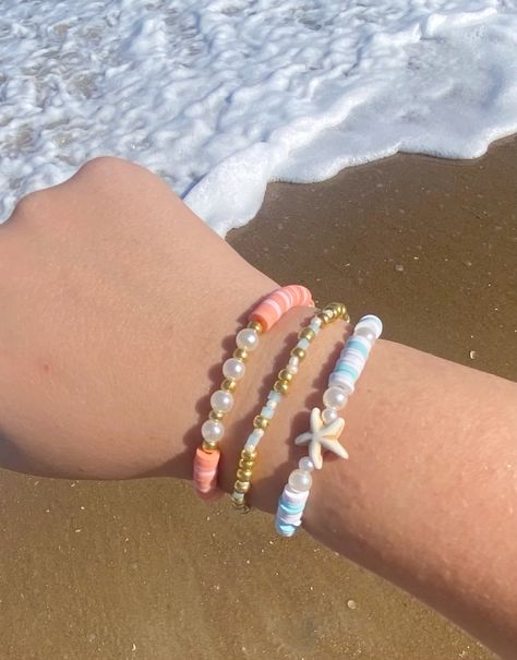 Preppy Pfp Bracelets, Beach Diy Bracelet, Preppy Beach Bracelets, Bracelet Business Aesthetic, How To Attach A Shell To A Bracelet, Preppy Beach Clay Bead Bracelets, Beach Clay Bracelet Ideas, Summer Words To Put On Bracelets, Clay Bead Bracelet Ideas For The Beach