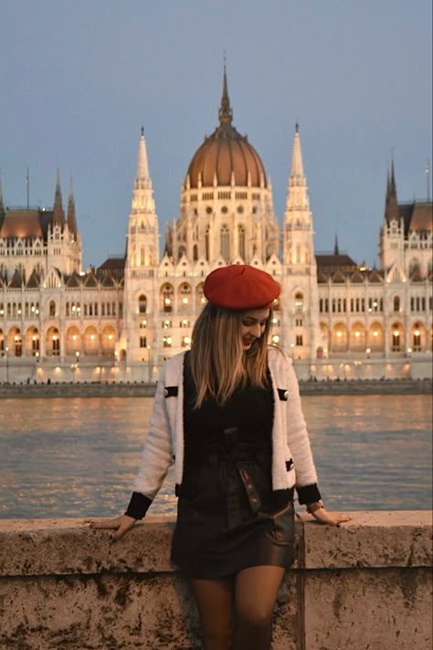 Budapest Parliament Photoshoot, Budapest Photography Instagram, Budapest Travel Outfits, Budimpesta Photography, Photos In Budapest, Budapest Instagram Pictures, Budapest Hungary Photography, Budapest Outfit Spring, Budapest Picture Ideas