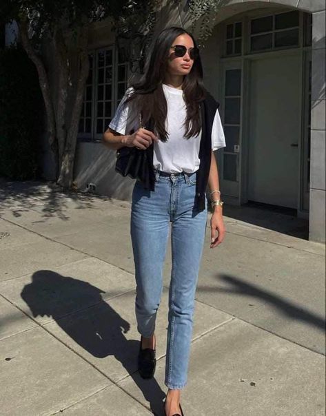 Kelsey Merritt Outfits, Casual Elegant Outfits, White Top Jeans, Kelsey Merritt, Classic Capsule Wardrobe, Parisian Chic Style, Everyday Casual Outfits, Timeless Outfits, Casual College Outfits