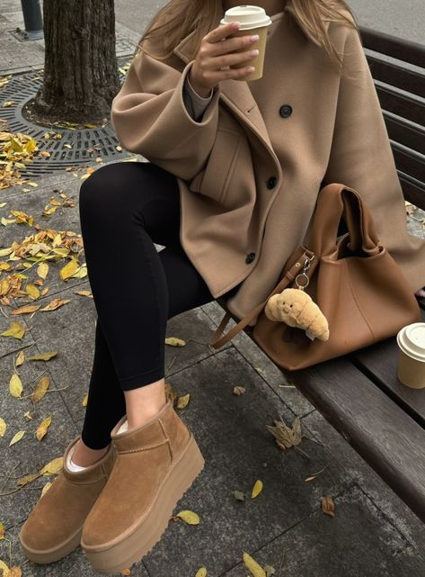 Uggs Classic Mini Outfit, Cute Fall Outfits Comfy, Backless Shirt Outfit, Casual Cute Fall Outfits, Fall Outfits Latina, Fall Outfits Old Money, Fall Outfits Curvy, Comfy Casual Fall Outfits, Ugg Ultra Mini Outfit