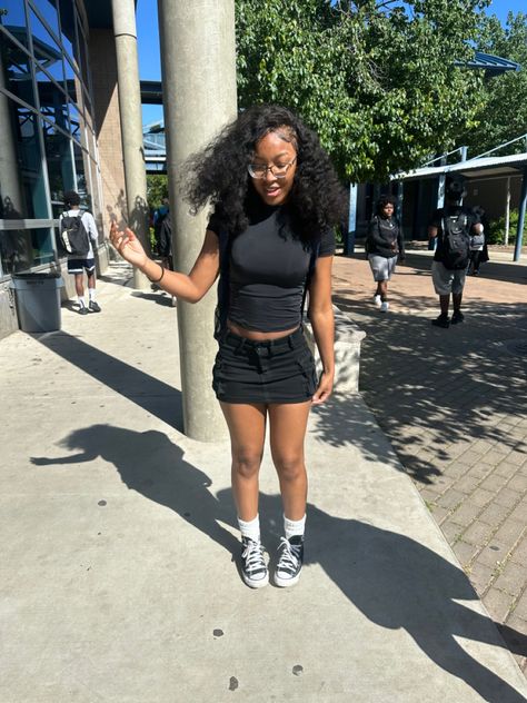 Black Cargo Skirts Outfit, Baddie Skirt Outfits Summer, Skirt Outfits Cargo, Gray Shorts Outfit Black Women, Cute Cargo Skirt Outfit, Grey Cargo Skirt Outfit Black Women, Shorts Outfits Black Women School, Black Jean Skirt Outfit Baddie, Mini Cargo Skirt Outfit Black Women