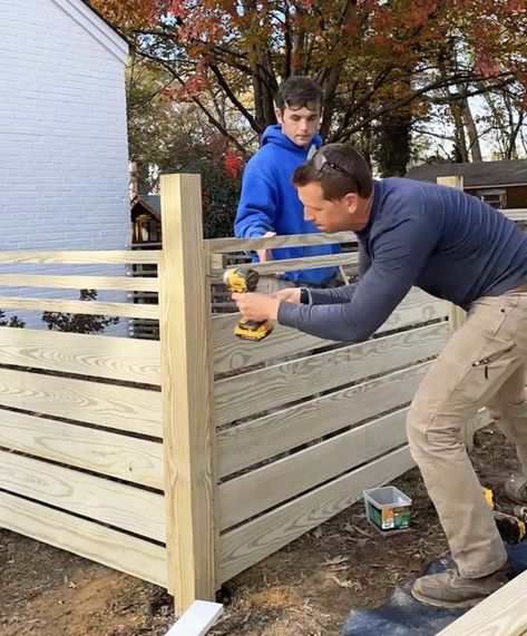 How to Build a Horizontal Fence That Looks Great on Both Sides Wooden Fence Ideas Front Yards, Horizontal Wood Fence With Gate, Diy Short Fence, Slat Fence Horizontal, Vertical Wood Fence, Modern Fence Gate, Cheapest Fence Ideas, Horizontal Fence Ideas, Horizontal Fences