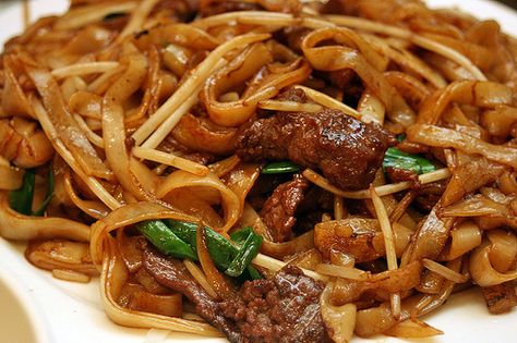 Noodles Asian, Chow Fun, Chinese Beef, Beef Rice, Chinese Noodles, Fried Noodles, Asian Inspired Dishes, Rice Noodle, Foreign Food