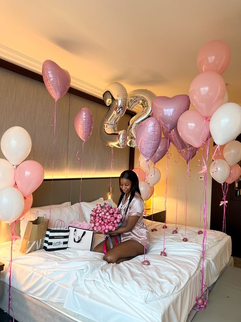 Pink birthday room decor 22 Birthday Room Decor, Hotel Decor For Birthday, 21st Room Decoration Ideas, Pink Room Birthday Decorations, Hotel Room Design For Birthday, Birthday Room Pictures, Bedroom Decor Birthday, Aesthetic Birthday Room Decor, 20th Birthday Room Decorations